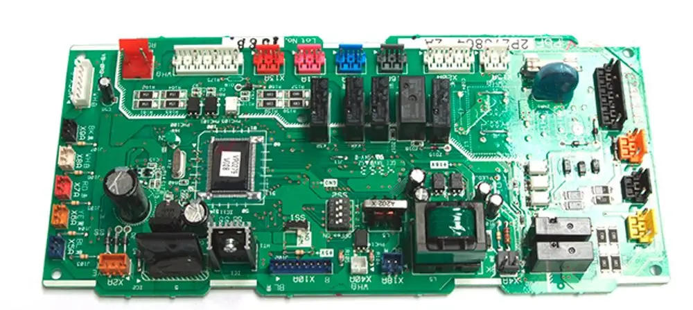 Daikin Platine mit elektronischen Komponenten, Steckverbindern und Relais auf grünem Leiterplattenmaterial, ideal für die Verwendung in spezifischen Klimaanlagen.